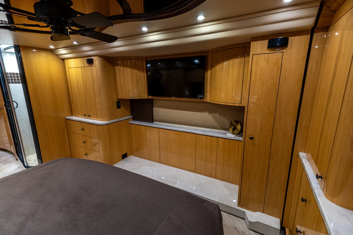 2014 Prevost Millennium H3 45 gallery image-29