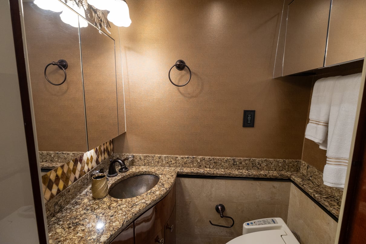 2016 Prevost Millennium H3 45 gallery image-22