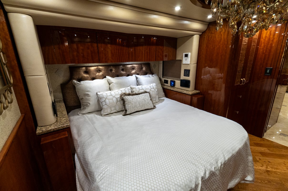 2016 Prevost Millennium H3 45 gallery image-26