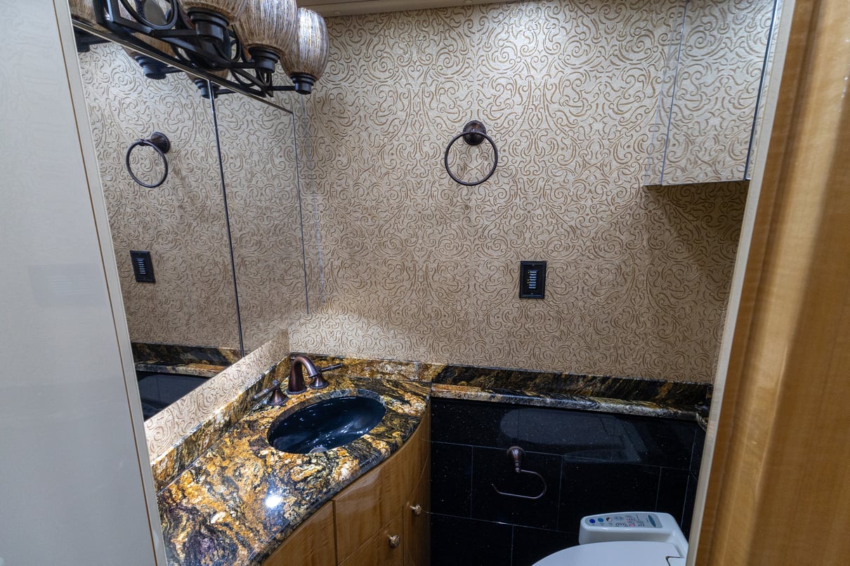 2014 Prevost Millennium H3 45 gallery image-22
