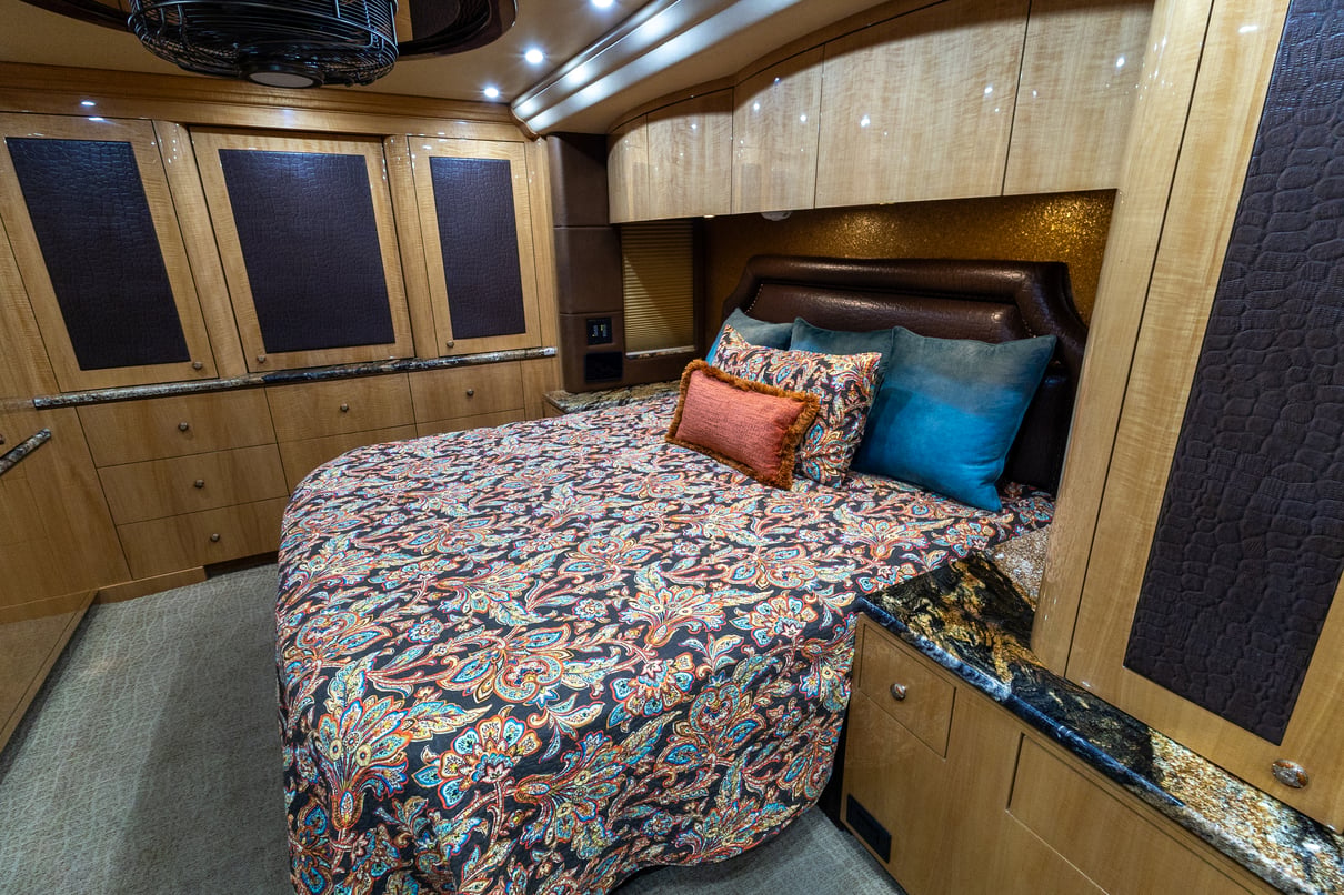 2014 Prevost Millennium H3 45 gallery image-25