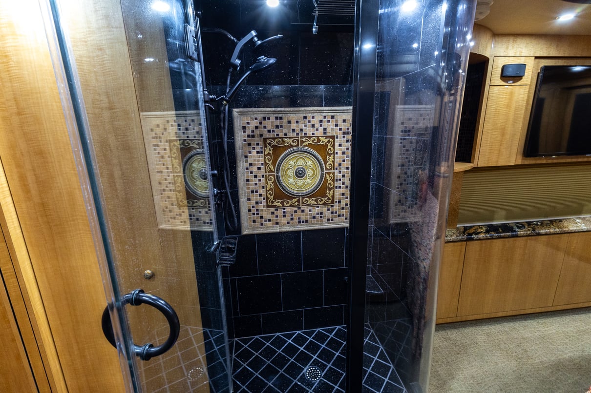 2014 Prevost Millennium H3 45 gallery image-29