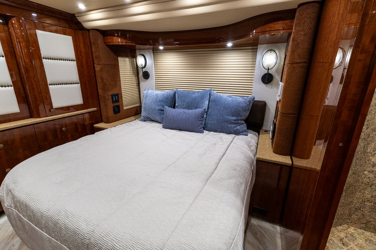 2015 Prevost Millennium H3 45 gallery image-26