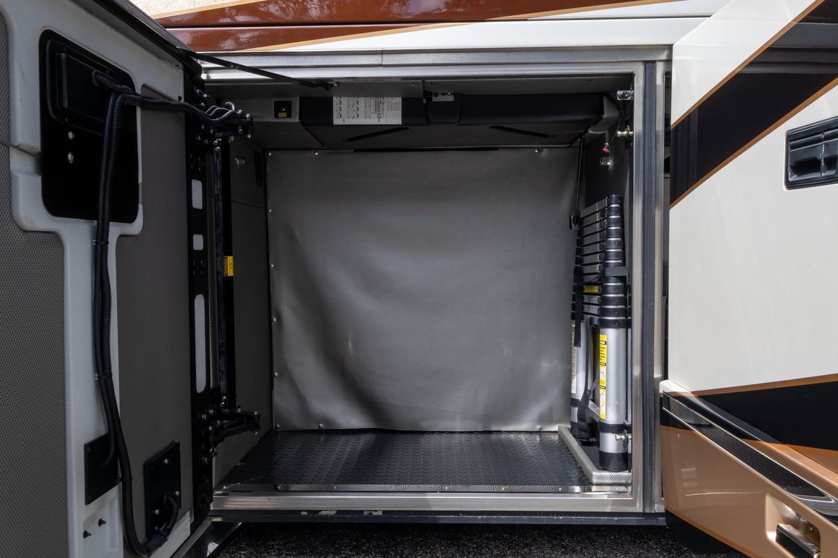 2015 Prevost Millennium H3 45 gallery image-40