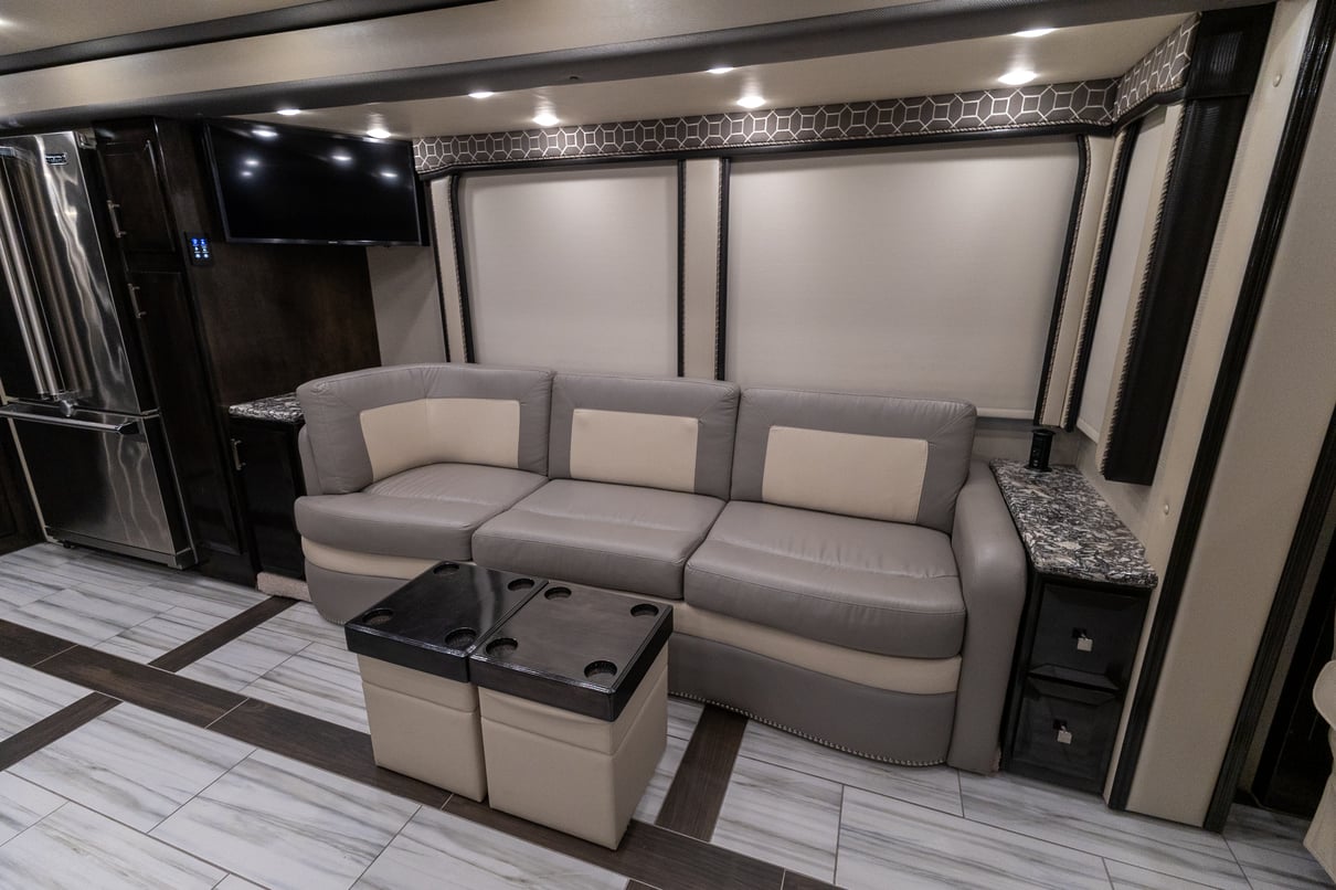 2020 Foretravel Realm FS605 LVMS gallery image-15