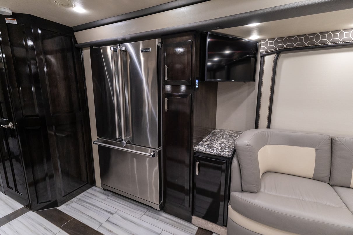 2020 Foretravel Realm FS605 LVMS gallery image-16