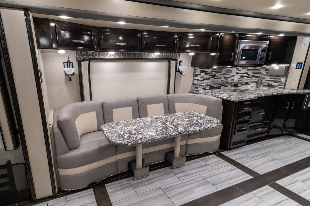 2020 Foretravel Realm FS605 LVMS gallery image-17