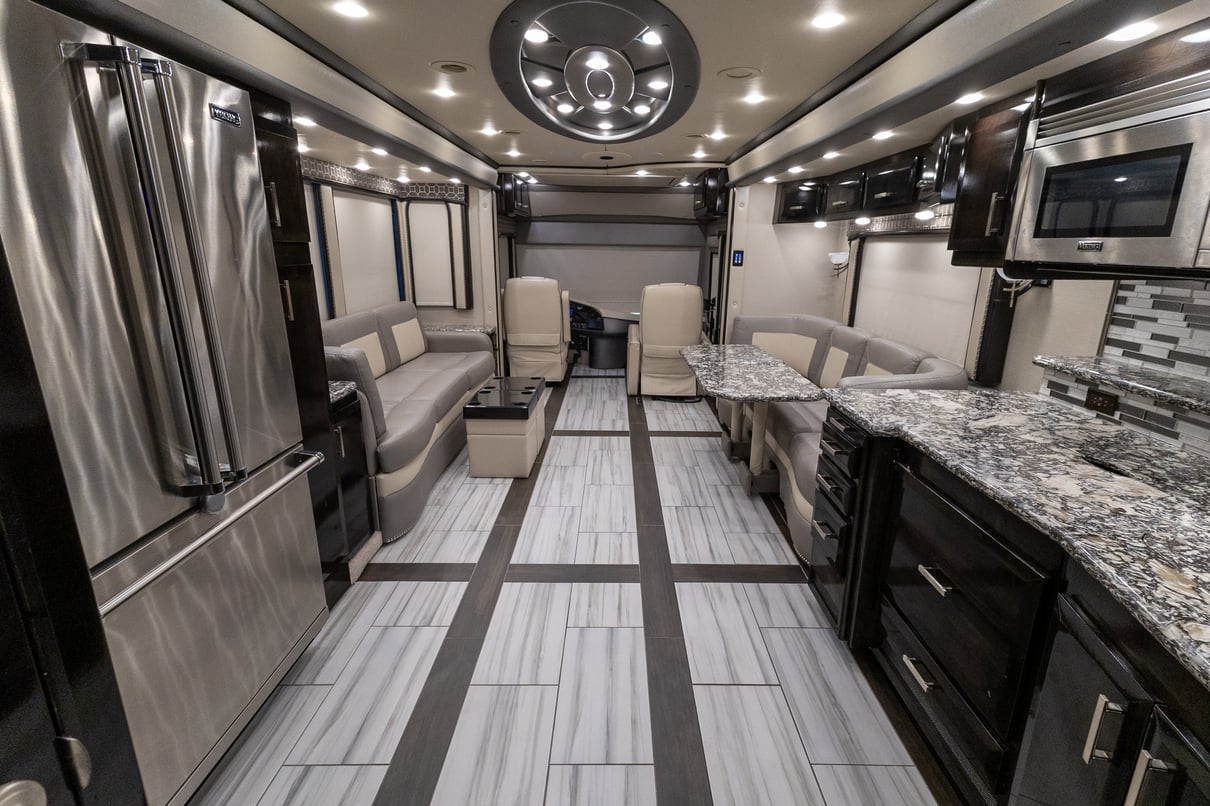 2020 Foretravel Realm FS605 LVMS gallery image-21