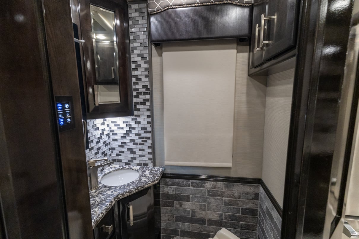2020 Foretravel Realm FS605 LVMS gallery image-22