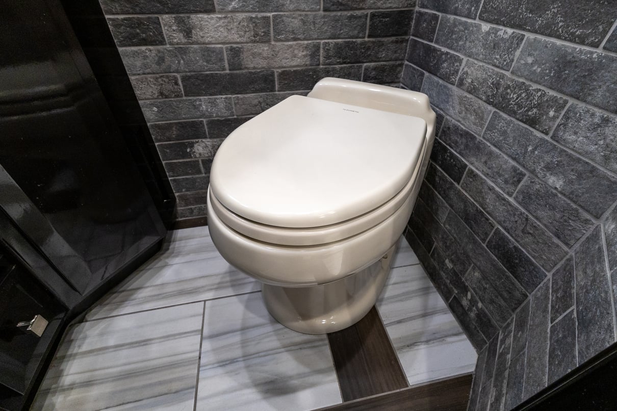 2020 Foretravel Realm FS605 LVMS gallery image-23