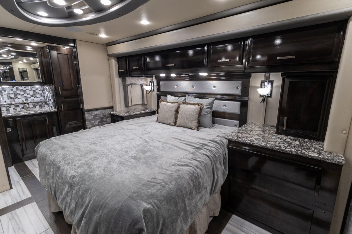 2020 Foretravel Realm FS605 LVMS gallery image-24