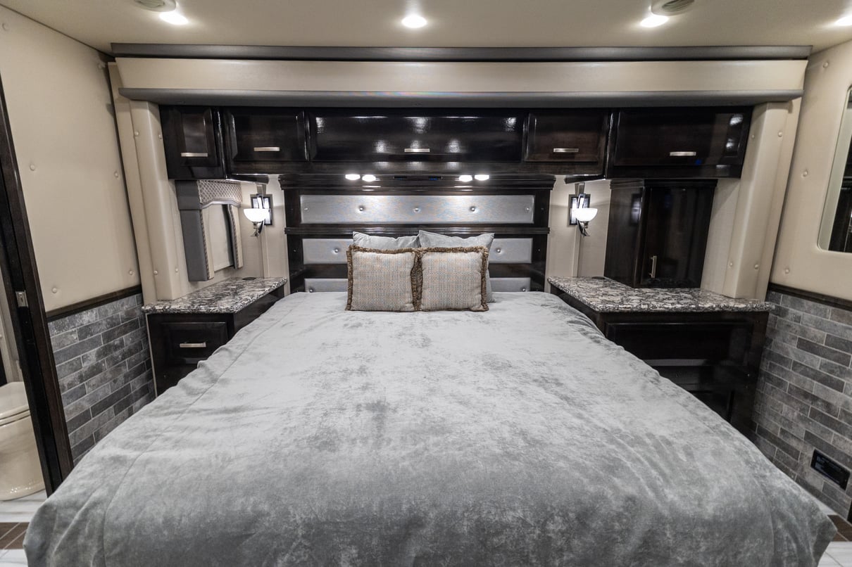 2020 Foretravel Realm FS605 LVMS gallery image-25