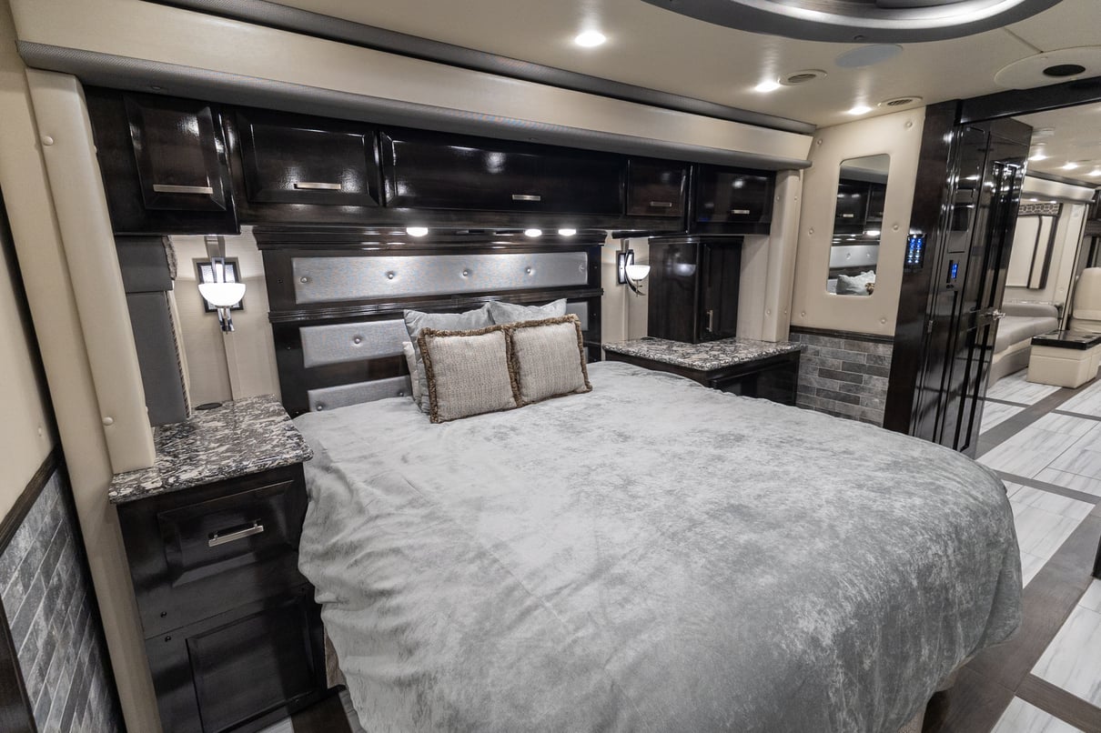 2020 Foretravel Realm FS605 LVMS gallery image-26