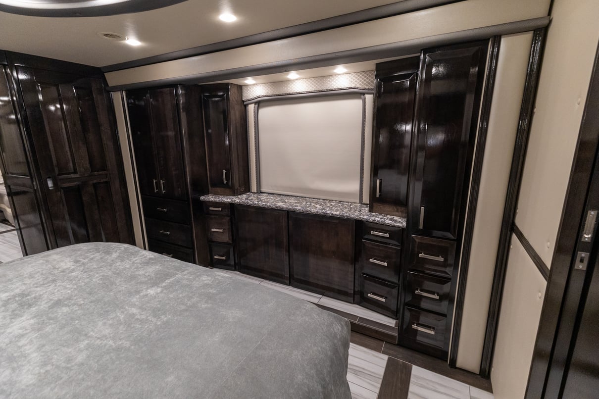2020 Foretravel Realm FS605 LVMS gallery image-27