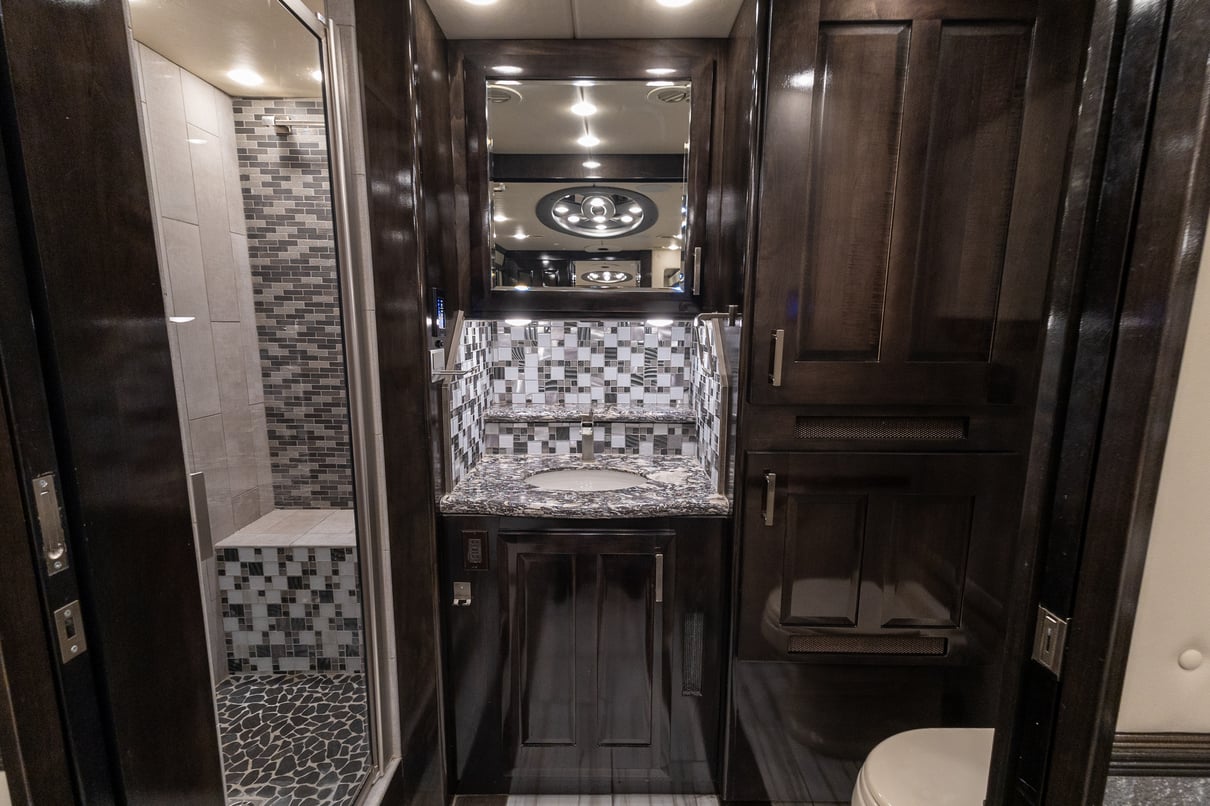 2020 Foretravel Realm FS605 LVMS gallery image-28