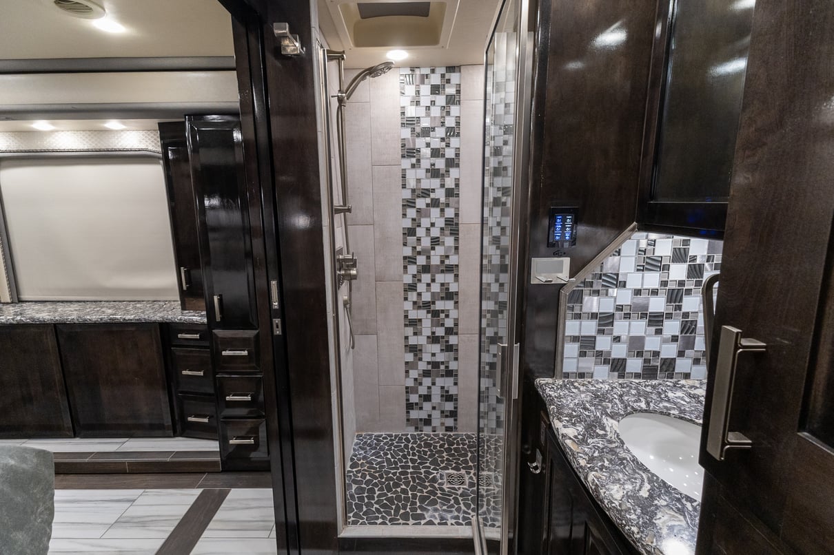 2020 Foretravel Realm FS605 LVMS gallery image-29