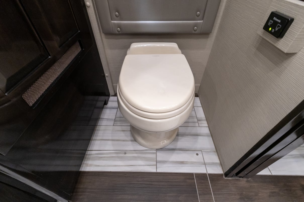 2020 Foretravel Realm FS605 LVMS gallery image-31